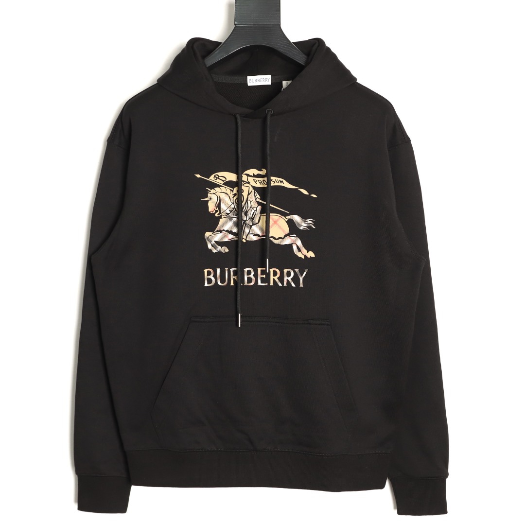🔝BURBERRY巴寶莉BBR 戰馬格紋漸變馬術騎士連帽衛衣 
原版6350購入，原版面料採用定制，400g反向毛圈底紗 魚鱗布料，螺紋450g雙紗，顏色按布料訂染，原版一致。前胸（EKD）數碼印花工藝，裝飾漸變 Burberry 格紋。繡花雞眼工藝，還原原版。五金獨立開磨刻字。抽繩連帽設計，羅紋針織包邊及絨里收納口袋均採用加固縫製，強化功能耐用性
B Size：S-XL