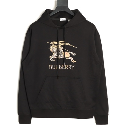 🔝BURBERRY巴寶莉BBR 戰馬格紋漸變馬術騎士連帽衛衣 
原版6350購入，原版面料採用定制，400g反向毛圈底紗 魚鱗布料，螺紋450g雙紗，顏色按布料訂染，原版一致。前胸（EKD）數碼印花工藝，裝飾漸變 Burberry 格紋。繡花雞眼工藝，還原原版。五金獨立開磨刻字。抽繩連帽設計，羅紋針織包邊及絨里收納口袋均採用加固縫製，強化功能耐用性
B Size：S-XL