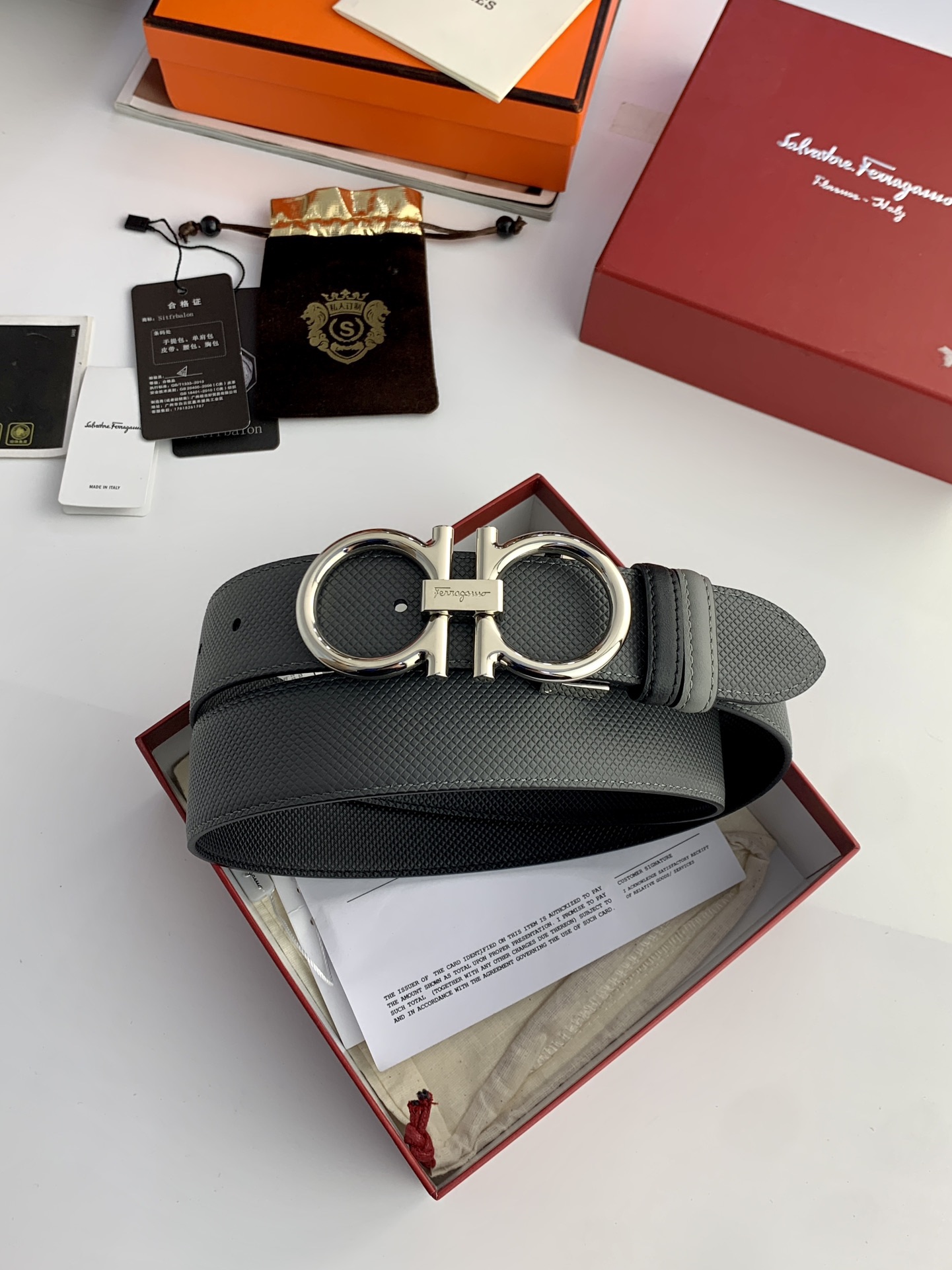 〖F家〗這款皮帶採用雙面小牛皮，搭配純銅八字扣，打造高雅考究的造型。寬3.5cm，長度可調節，達到量身定制般的修身效果。