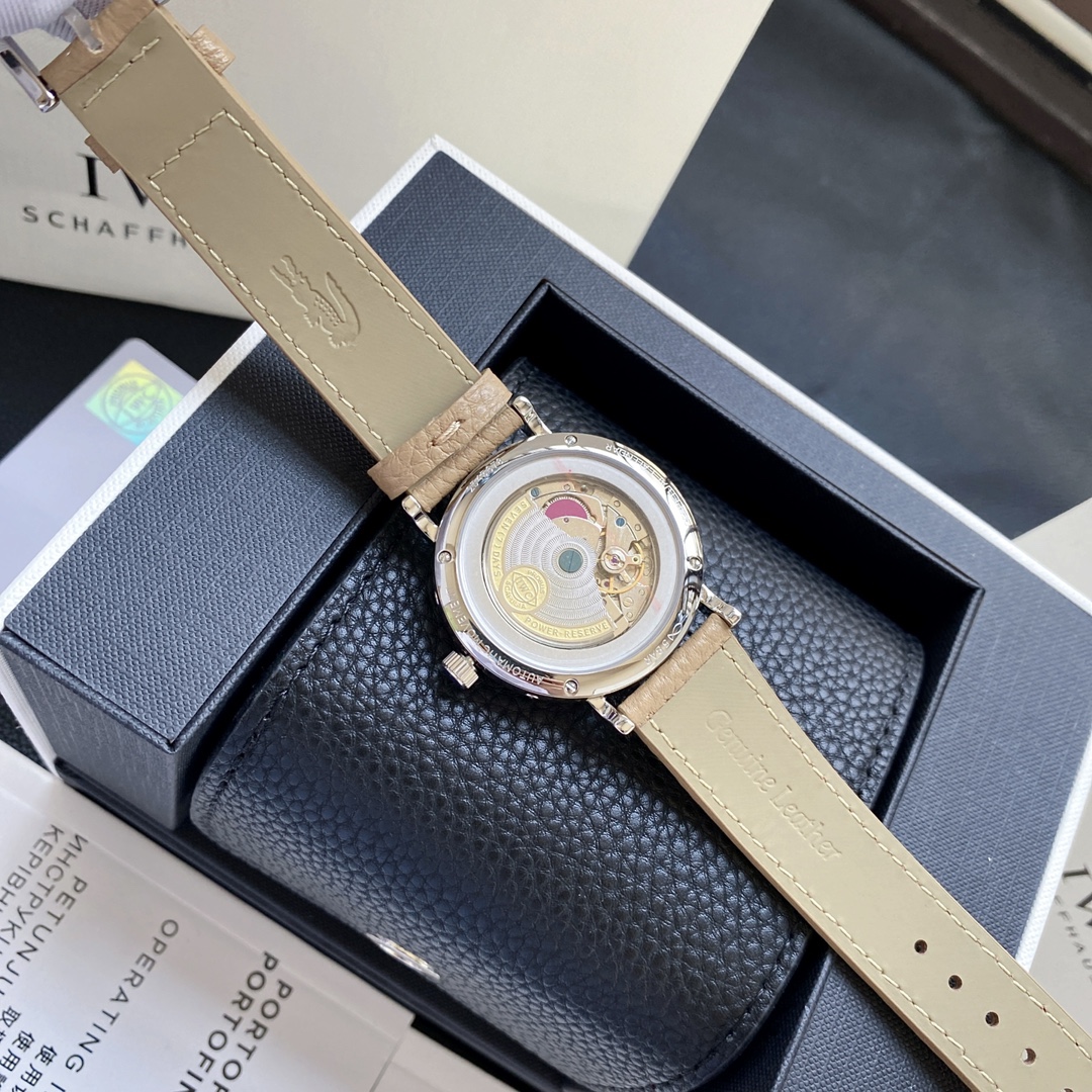 🔥顏值巔峰  傾情演繹🔥
IWC旗下最耀眼的明星，萬年一瞬，品鑒IWC萬國柏濤菲諾萬年曆腕表！
1⃣️ 【機芯】採用3836-2型自制機芯，其機芯運轉穩定，月相處更是1:1還原正品，在光線下月相中的星星太陽更是明亮發光，走時精准，幾乎零返修！
2️⃣【表殼】正品開模，1:1完美還原！腕表尺寸40mm，整個表殼採用獨家研發的CNC精磨工藝，與原裝工藝效果如出一轍！
3️⃣【錶盤】錶盤12刻度細節精益求精，1:1還原鍍銀錶盤，9位更是1:1還原閏年設計，採用雙面防反光拱形鍍膜鏡面，使其整體錶盤質感更佳