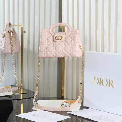 原廠級 粉色鏈條手袋
這款 Dior Jolie Top Handle 迷你鏈條手袋是二零二六早春成衣系列新品，呈現出優雅精緻的設計。採用黑色羊皮革精心製作，飾以藤格紋，翻蓋點綴以金色飾面金屬 CD 標誌和白色樹脂珠飾。內設一個隔層，可收納各種日常用品。搭配雙頂部手柄和可調節、可拆卸 CD 鏈條肩帶，肩帶由皮革帶和 CD 鏈環組成，飾以白色樹脂珠飾，可舒適手提、肩背或斜挎，可與日常或晚裝造型搭配。
