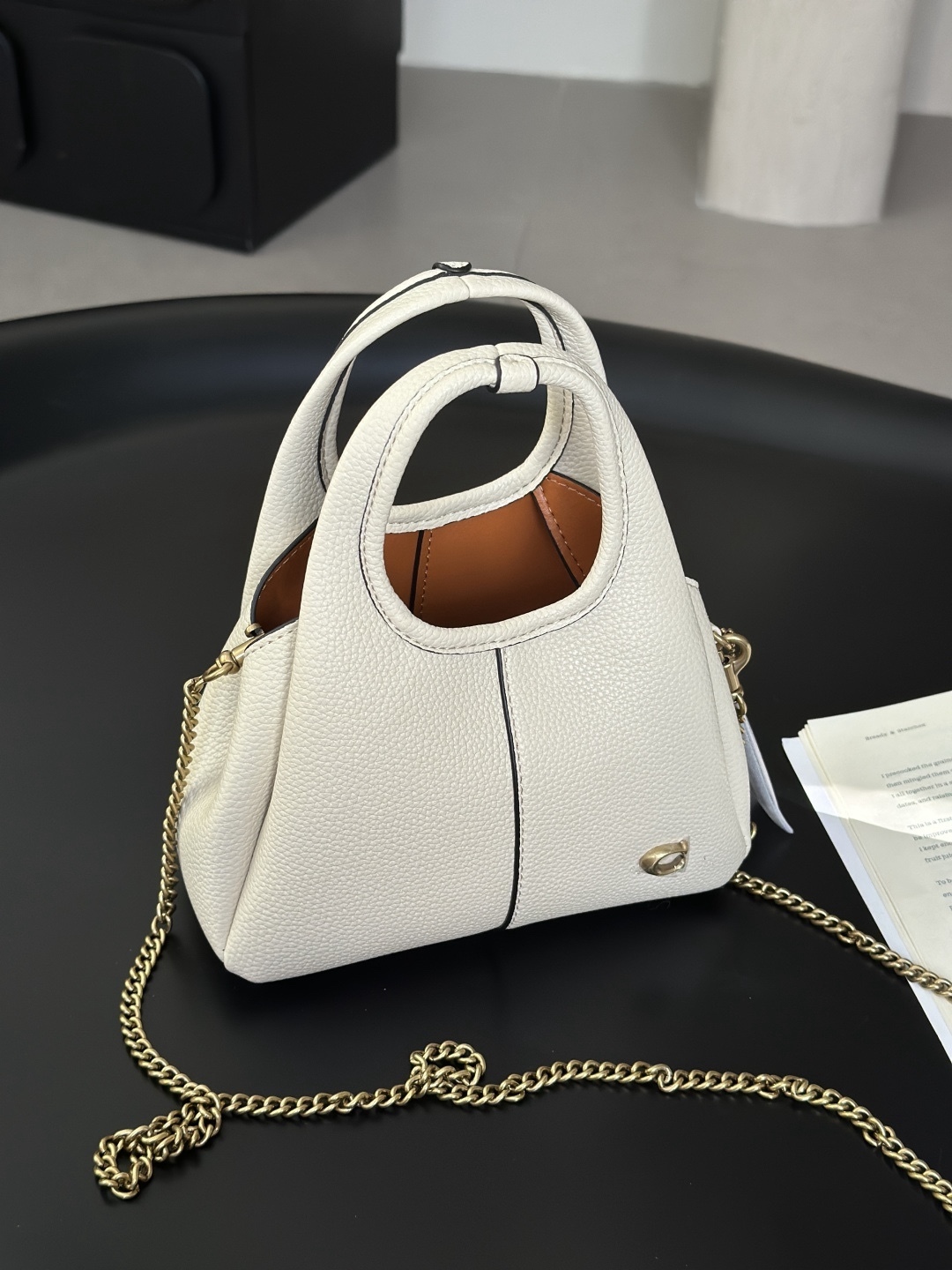 Coach新款首發🔥Lana19 mini號
尺寸：19✖️17cm
精緻小巧，簡約時尚
可手拎，可斜挎 ☑️小號 奶白色
尺寸：19✖️17cm