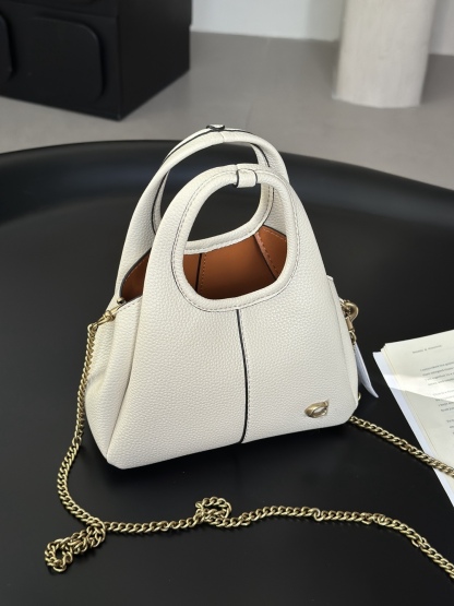 Coach新款首發🔥Lana19 mini號
尺寸：19✖️17cm
精緻小巧，簡約時尚
可手拎，可斜挎 ☑️小號 奶白色
尺寸：19✖️17cm