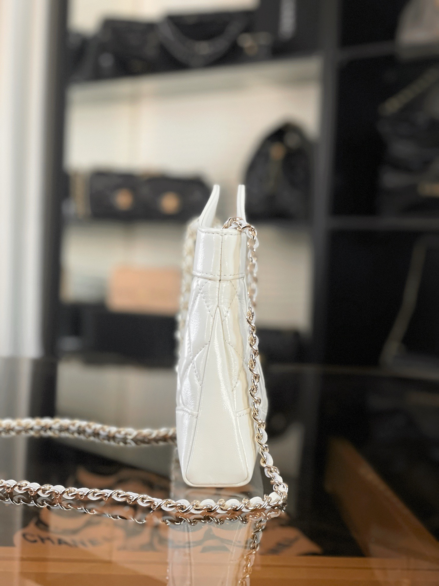 特▪️級鋼 到貨
全新到貨🆕𝗖𝗵𝗮𝗻𝗲𝟭 𝟮𝟓𝐏 羊皮系列
𝟥𝟣𝖡𝖺𝗀 𝖭𝖺𝗇𝗈 白色

𝟐𝟓𝐏橫版𝟥𝟣𝗆𝗂𝗇𝗂可愛無敵𝖦𝖾𝗍❕
“包王”經典再現巧妙設計🪄
滿足了時髦精的在所期待啦…
軟萌感讓我毫無抵抗力〰️

五金：厚鍍𝟣𝟦𝖪淡金
皮料:   金標𝗓𝗉原廠小羊皮
尺寸：𝟣𝟩.𝟧*𝟤𝟢.𝟧*𝟥.𝟧 𝖼𝗆
3656