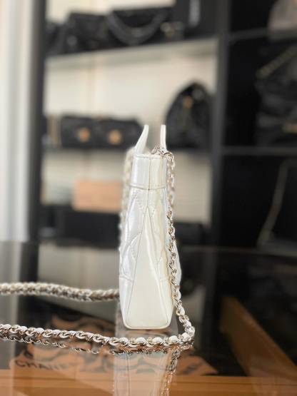 特▪️級鋼 到貨
全新到貨🆕𝗖𝗵𝗮𝗻𝗲𝟭 𝟮𝟓𝐏 羊皮系列
𝟥𝟣𝖡𝖺𝗀 𝖭𝖺𝗇𝗈 白色

𝟐𝟓𝐏橫版𝟥𝟣𝗆𝗂𝗇𝗂可愛無敵𝖦𝖾𝗍❕
“包王”經典再現巧妙設計🪄
滿足了時髦精的在所期待啦…
軟萌感讓我毫無抵抗力〰️

五金：厚鍍𝟣𝟦𝖪淡金
皮料:   金標𝗓𝗉原廠小羊皮
尺寸：𝟣𝟩.𝟧*𝟤𝟢.𝟧*𝟥.𝟧 𝖼𝗆
3656