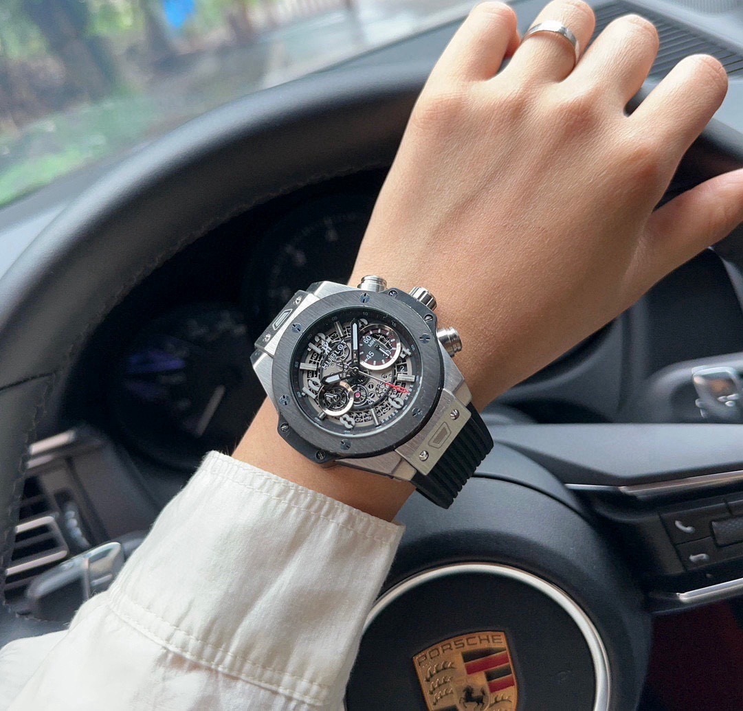 恆寶 Hublot精品男士腕表，勁爆鏤空設計，技藝精湛，獨具匠心，尊貴大氣，紳士風範。採用全自動機械機芯，頂級316精鋼表殼，天然橡膠錶帶，礦物質超強鏡面，尺寸43*13