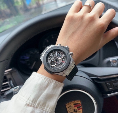 恆寶 Hublot精品男士腕表，勁爆鏤空設計，技藝精湛，獨具匠心，尊貴大氣，紳士風範。採用全自動機械機芯，頂級316精鋼表殼，天然橡膠錶帶，礦物質超強鏡面，尺寸43*13