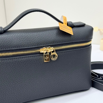 𝓸𝓻𝓸 𝓟𝓲𝓪𝓷𝓪諾悠翩雅
𝑬𝒙𝒕𝒓𝒂 𝑷𝒐𝒄𝒌𝒆𝒕 𝑳𝟏𝟗 
這是一款大開口結構的功能性設計的手拿包，經典風格和簡約設計的組合體。包身採用進口原廠小牛皮材質，輕微的錘紋呈現優雅的紋理，內里採用進口原廠小羊皮。皮革手柄和可拆卸肩帶，可打造出不同背法實用百搭。雙向拉鍊開合，搭配My Charms銀色金屬掛飾。（LP特級全鋼配件五金）
size：11×19×6.5cm
貨號：FAN4046
配套全套專櫃禮盒包装🎁