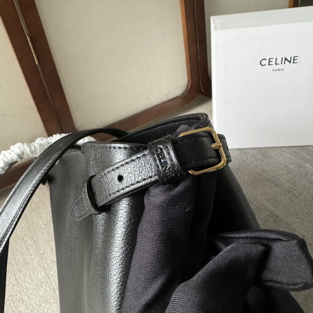 CELINE  24夏季新款Cabas 托特包👜
高級百搭又實用/購物袋的款式
展現著簡約美學和實用性～❤️
大容量設計～無論是日常出街還是通勤 都能輕鬆裝下各種物品～袋口可自主調節大小🌹
款號 116853 尺寸：54*29*15cm