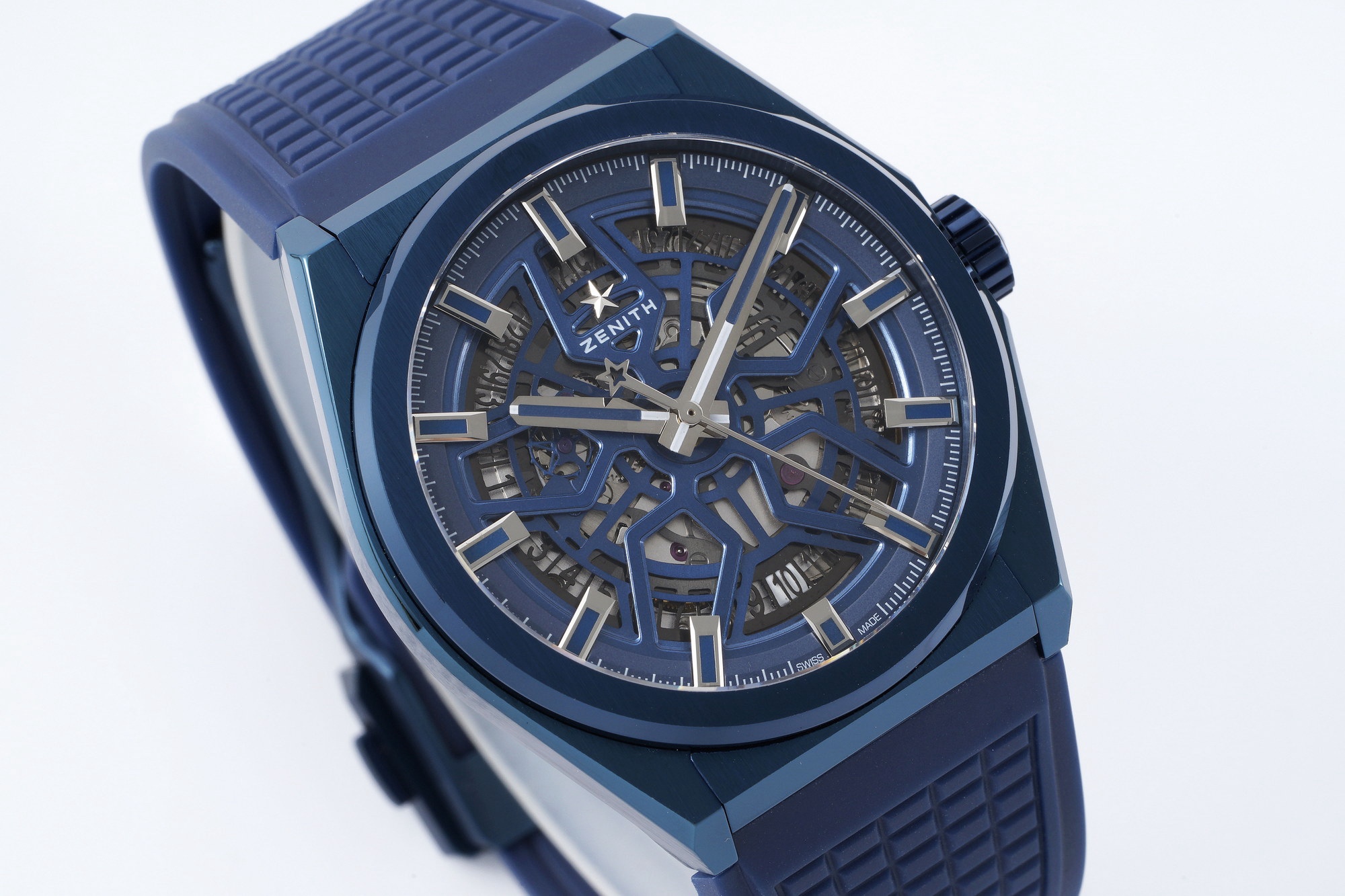 LF真力時DEFY系列全新升級版，殼身 頭粒 機芯 表扣等均做了升級調整。一款根據路虎標誌性花輪轂設計而成的高顏值鏤空腕表。

原裝開模鑄造，極致還原表殼的每一處細節打磨倒角，盡顯原裝菱角分明、堅毅果敢的陽剛氣質。完美的41mm表經，適配大眾男性手寸，正裝休閒兩不誤。根據汽車輪轂設計而成的五角星錶盤，未來概念感十足。同步官網新款五角星折疊扣，搭載定製版Cal.670sk全自動機械機芯，鏤空日曆的大小與位置、機芯夾板、齒輪、五角星陀皆按原版機芯數據拆解鍛造而成。

LF臻品 陳奕迅Eason同款，時尚前衛、