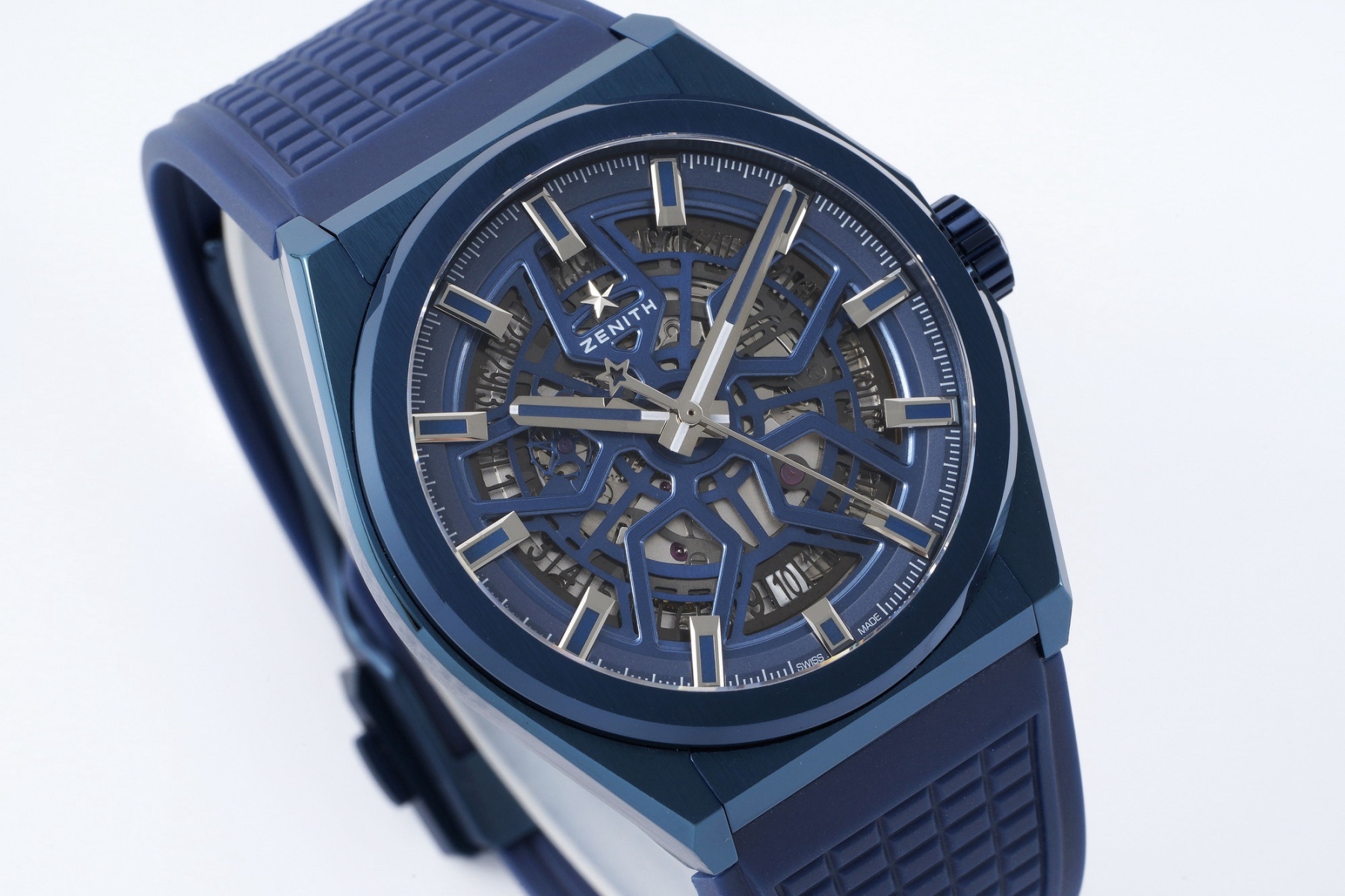 LF真力時DEFY系列全新升級版，殼身 頭粒 機芯 表扣等均做了升級調整。一款根據路虎標誌性花輪轂設計而成的高顏值鏤空腕表。

原裝開模鑄造，極致還原表殼的每一處細節打磨倒角，盡顯原裝菱角分明、堅毅果敢的陽剛氣質。完美的41mm表經，適配大眾男性手寸，正裝休閒兩不誤。根據汽車輪轂設計而成的五角星錶盤，未來概念感十足。同步官網新款五角星折疊扣，搭載定製版Cal.670sk全自動機械機芯，鏤空日曆的大小與位置、機芯夾板、齒輪、五角星陀皆按原版機芯數據拆解鍛造而成。

LF臻品 陳奕迅Eason同款，時尚前衛、