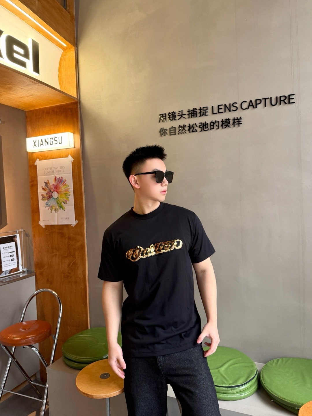 🔝LOUIS VUITTON LV 亮片字母特種刺繡短袖T恤
正品購入，26支雙紗全棉精梳棉220克，1*1索羅娜羅紋280克，特種刺繡，面料酵洗，定制亮片、章仔、商標，合身版型
B Size：S-XL