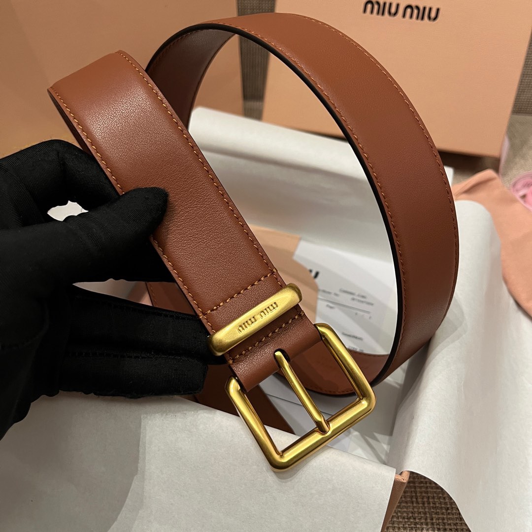 MiuMiu 今年大爆款上新‼️‼️
這就是野性與可愛結合的反差美！
關但寬度粗 腰頭大 有一種野性與可愛結合的反差美～
炎名系上有甜酷甜酷的氛圍感喔#
寬度 ：3.5cm