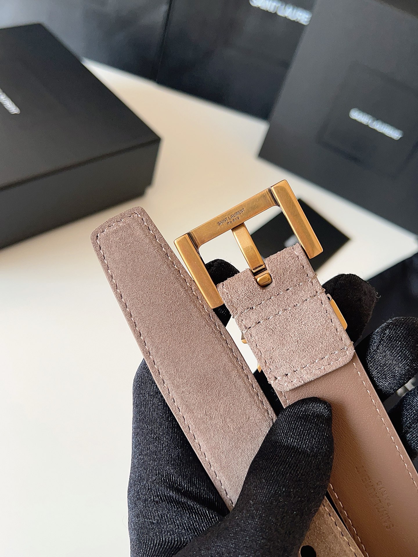 
ysl聖羅蘭2026女士新款腰帶，冬季爆款絨面原版皮，方形搭扣配以ysl標識腰帶環，女士冬季必備款，寬度3.0cm