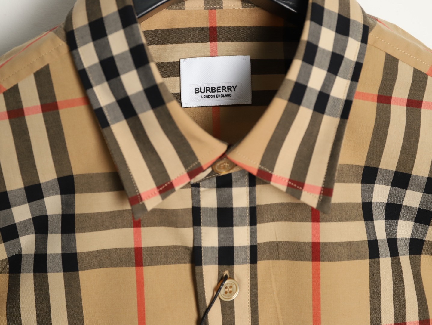 Burberry/巴寶莉 經典大格紋棉質長袖襯衫
面料採用雙股80支梭織小斜紋面料，格紋對位，
紗線定織定染，每個獨立的尺碼都是定位裁片，前幅，口袋，
袖子等部位都是對格對位的，工序複製，費時費料，採用純天然珍珠貝殼紐扣，
洗水嘜定制，多處手工一片一片激光剪裁對位，
所有工序，用料都是ZP做法，區別市面一眼假版本
此款更是絕對不能錯過的珍寶級別產物！！
顏色：卡其大格
S Size：S-XL