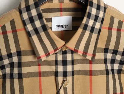 Burberry/巴寶莉 經典大格紋棉質長袖襯衫
面料採用雙股80支梭織小斜紋面料，格紋對位，
紗線定織定染，每個獨立的尺碼都是定位裁片，前幅，口袋，
袖子等部位都是對格對位的，工序複製，費時費料，採用純天然珍珠貝殼紐扣，
洗水嘜定制，多處手工一片一片激光剪裁對位，
所有工序，用料都是ZP做法，區別市面一眼假版本
此款更是絕對不能錯過的珍寶級別產物！！
顏色：卡其大格
S Size：S-XL