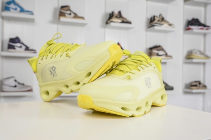 LOEWE羅意威 x ON昂跑 聯名款 Cloudsolo 
貨號: 3WF330602420
尺碼：36 36.5 37 37.5 38 38.5 39 40 40.5 41 42 42.5 43 44 44.5 45 46（真半碼）（⚠️袋子丟失扣10）
