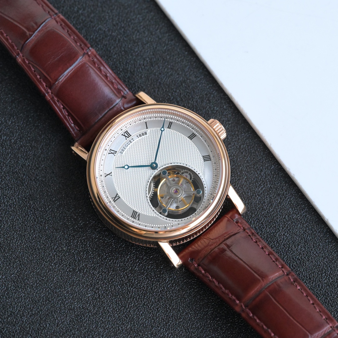 224年前，阿伯拉罕-路易·寶璣先生在他所創立的巴黎鐘錶堤岸制表工坊中，創造了制表史上令無數人贊嘆的陀飛輪調速裝置。這一無比複雜的精密機構彰顯了寶璣先生卓然超群的遠見與創想，時至今日仍對高級制表業有著重要意義。至今，陀飛輪的作用和意義已不僅是提高走時的精准度，而是譜寫了制表領域的輝煌篇章。寶璣陀飛輪時計臻品在百年徵程中不斷創新，超越自我，集精湛機械製造技藝與深厚美學原理於一身，創制出演繹複雜迷人的機械世界。腕表的表冠上刻有著名的寶璣品牌標誌，從側面我們可以看到表王寶璣著名的錢幣紋飾，代表著溫文爾雅