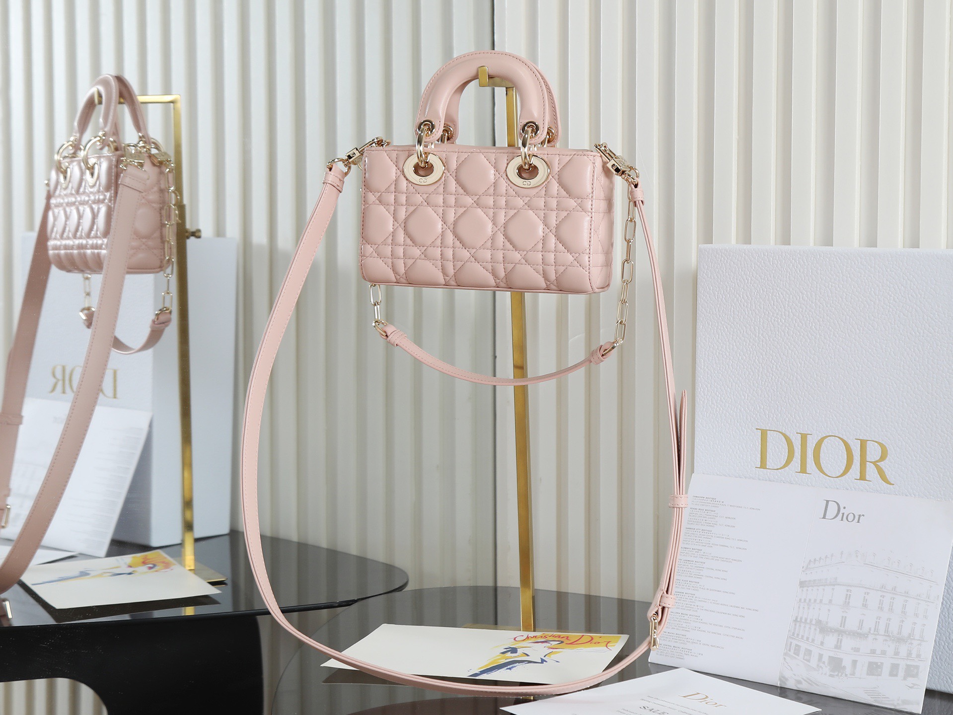 原廠級 粉色 迷你尺寸
𝗗𝗶𝗼𝗿 𝗗-𝗝𝗼𝘆 𝗯𝗮𝗴羊皮2025款新款
時尚果然就是輪回，回歸了一把中古戴妃
長方包形，短鏈條➕細長肩帶直接封神！！
復古時髦感超強，真是什麼場合都可以把住
絕對是lady中的天花板了，強勢出圈啦姐妹們
款號：0636
尺寸：19x10.5x5.5cm
