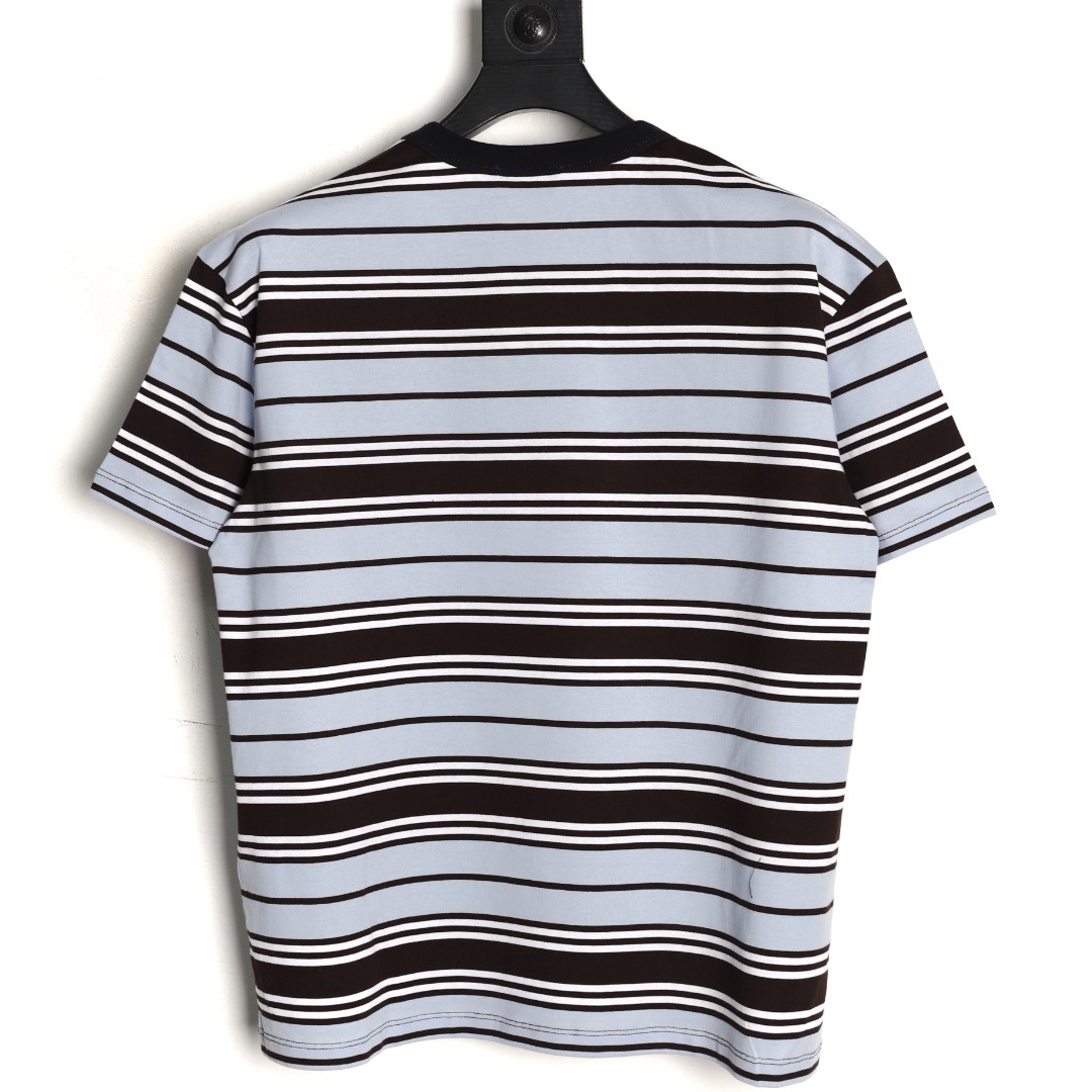 🔝PRADA普拉達PRD 藍色條紋口袋短袖T恤
定制精密60支雙股尊享條紋料，人體學立體裁剪，慢工出細活，做工複雜，繁瑣 時效慢，損耗高，手工紅外線畫線口袋，以紅外線技術為輔助，實現口袋位置的精准定位與標記，即保留了手工縫製的精細與靈活性，面料都經過澆洗，手感質感更佳，不易變形，不易縮水，不易褪色，合身版型
B Size：36 38 40 42