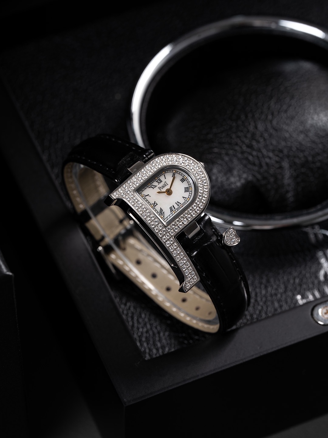 全面到貨🎀🎀🎀」Piaget伯爵做為全世界最著名的頂級珠寶品牌 Piaget從未讓那些傾慕其品牌設計元素的炒粉們失望過，值得推薦的是本次由日本.Tokyo東京銀座 做為主辦初展，推出的The theme is meeting  love  遇見愛情系列更是在推出後，不到11個小時就被哄搶而光，經典的P字形品牌設計元素與丘比特愛神之箭竟能結合的如此恰到好處，成為了繼LIMELIGHT Gala和Black-TIE黑帶系列又一經典美作，腕表的細節方面