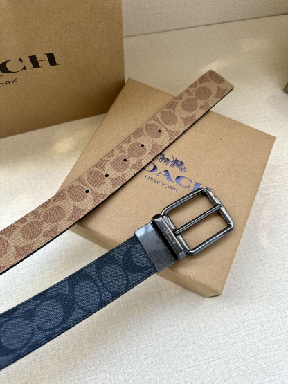 3.7cm（寬）COACH  這款雙面腰帶採用運動小牛皮製作，配有經典標誌帶扣，一款產品，兩種外觀。其合身度可個性定制，可用剪刀進行剪裁。
SAZ
D45
SMM
運動小牛皮
可裁剪
雙面
