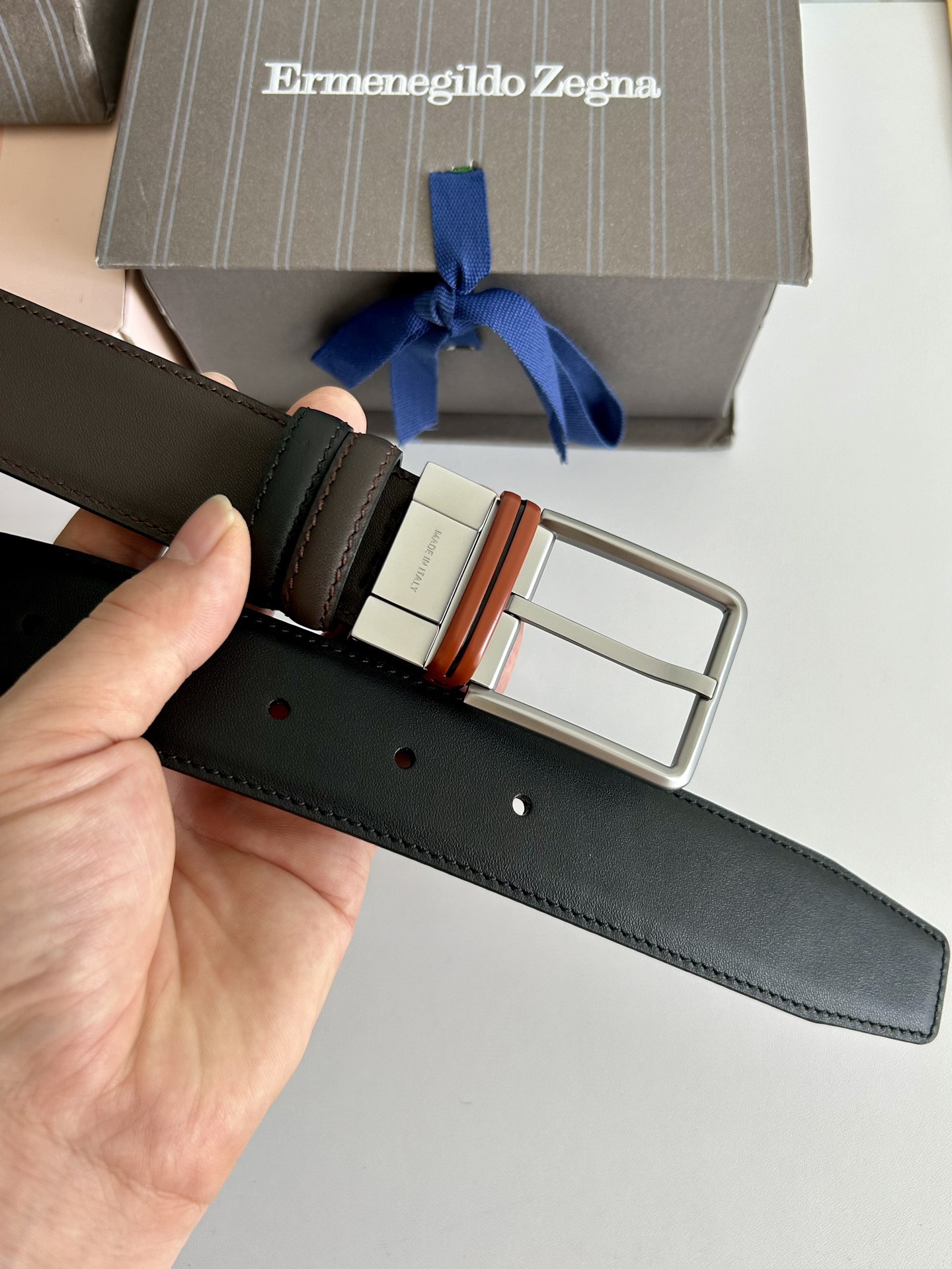 傑尼亞【Zegna】何謂當代男士 活動造型 系列，新款純銅旋轉針扣，雙面可用 隨心搭配，寬3.5cm，男士風尚的全新概念.