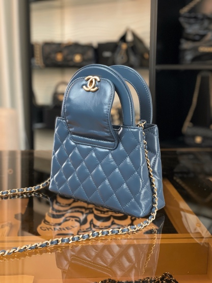 特▪️級 
🆕𝗖𝗵𝗮𝗻𝗲𝟭  
𝗞𝗲𝗹𝗹𝘆 手提鏈條包大號 霧霾藍

全網最熱🔥𝟤𝟦𝖯 𝗄𝖾𝗅𝗅𝗒手提袋
叱吒整個秀場，簡直美絕了〰️
簡約又復古的小手提很靈魂很舒適。
又乖又耐看，實在絕對愛不釋手❕

五金：厚鍍𝟤𝟦𝗄復古金
皮料：𝖵𝖾𝗅𝗂𝖾𝗋𝗊亮面小牛皮
尺寸： 𝟣𝟥*𝟣𝟫*𝟩 𝖼𝗆
4416