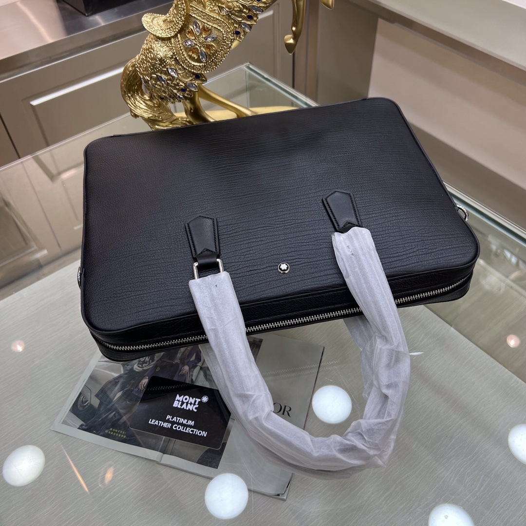 Montblanc International（萬寶龍）🔥萬寶龍新款男士公文包，採用進口頭層牛皮製作，搭配頂級五金配件，在公文包系列中實屬佼佼者。商務人士與潮流達人皆適用的款式。[色]喜歡的速度下單✅
型號：66216-1
尺寸：39-29-6.5
顏色：黑色