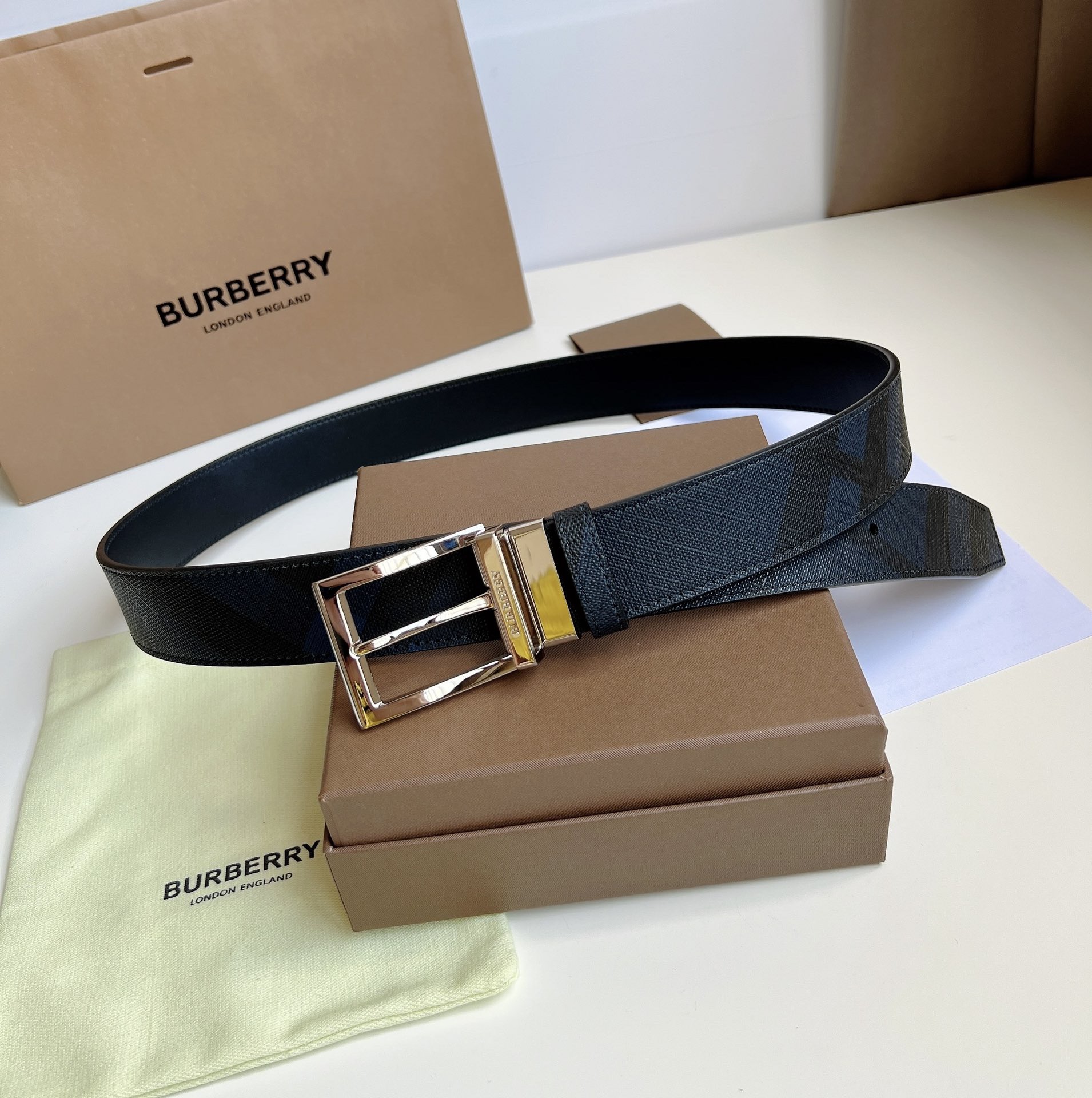 Burberry  專櫃同步 雙面兩用的意大利制腰帶   選用皮革與專屬標識印花環保帆布製作  腰帶配有精美的專屬標識造型飾牌搭扣  寬:3.5cm  精緻優雅  簡單大方.