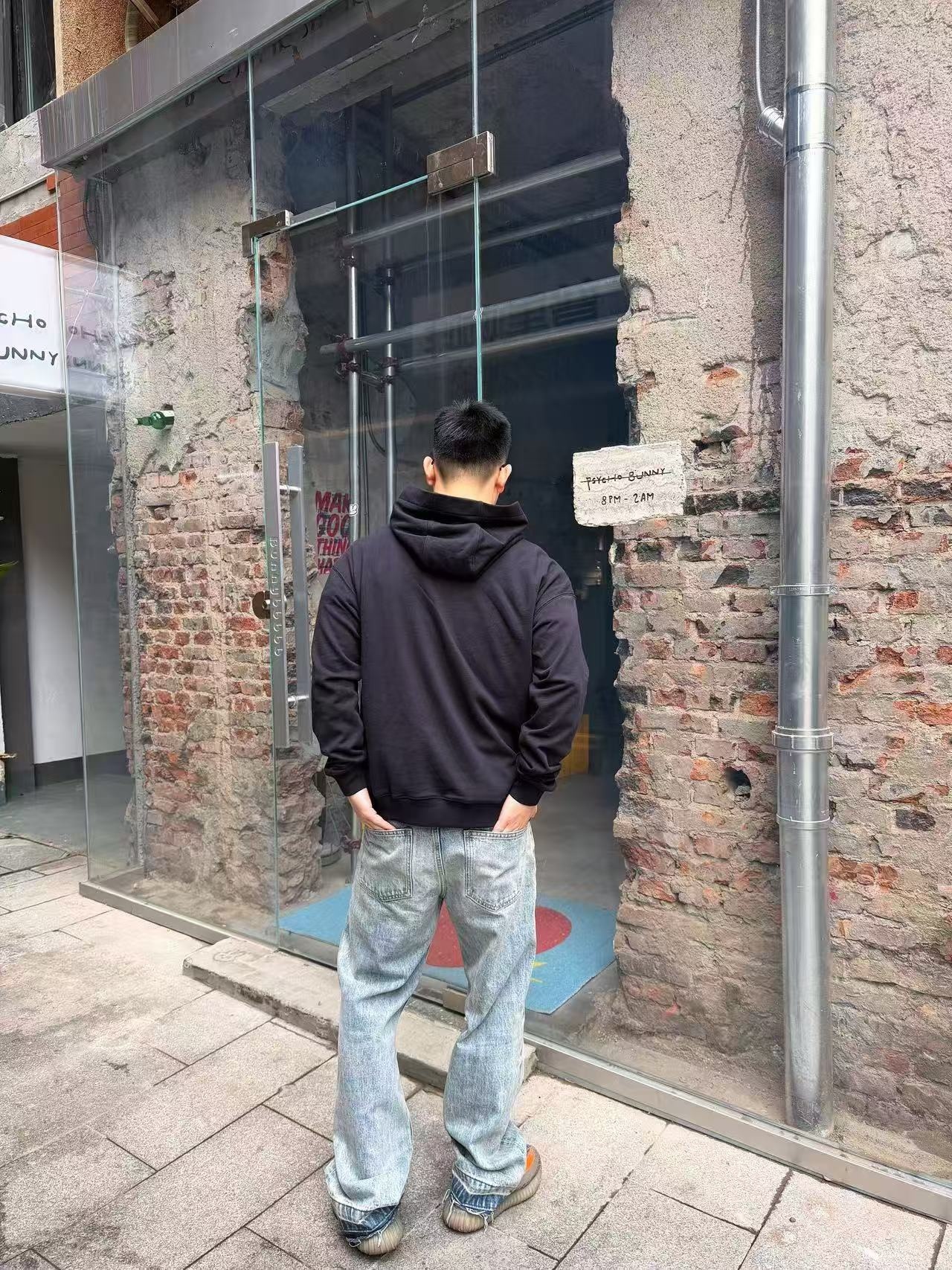 🔝FENDI芬迪FD 藍字母刺繡連帽衛衣
選用100%棉為基底編織而成的單面魚鱗布面料，正面為平滑的針織面，觸膚面通過針織機的浮線編織技術形成立體的毛圈，增加蓬松感， 同時觸感細膩。毛圈結構吸水量大且蒸發快，經過預縮處理之後，縮水率低於2%，確保成衣尺寸穩定。深藍色染整採用活性染料，色澤濃郁飽滿，多次洗滌不易褪色。
胸前“FENDI Flower”圖案採用日本田島繡花機精密刺繡，融合多色漸變與立體肌理，呈現獨特的水彩效果。字母與花朵圖案使用不同深淺的藍白漸變繡線，從淺藍到靛藍自然過渡，