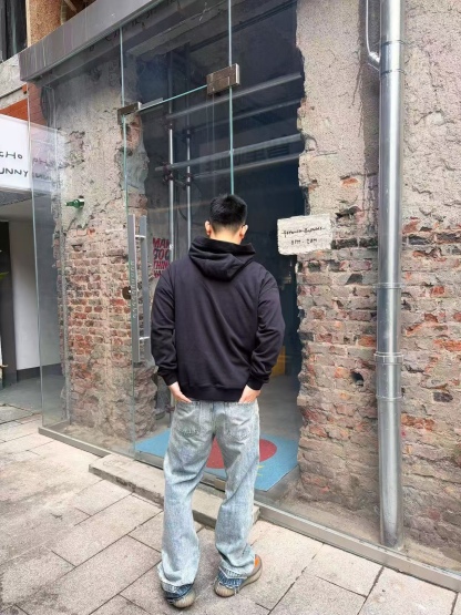 🔝FENDI芬迪FD 藍字母刺繡連帽衛衣
選用100%棉為基底編織而成的單面魚鱗布面料，正面為平滑的針織面，觸膚面通過針織機的浮線編織技術形成立體的毛圈，增加蓬松感， 同時觸感細膩。毛圈結構吸水量大且蒸發快，經過預縮處理之後，縮水率低於2%，確保成衣尺寸穩定。深藍色染整採用活性染料，色澤濃郁飽滿，多次洗滌不易褪色。
胸前“FENDI Flower”圖案採用日本田島繡花機精密刺繡，融合多色漸變與立體肌理，呈現獨特的水彩效果。字母與花朵圖案使用不同深淺的藍白漸變繡線，從淺藍到靛藍自然過渡，