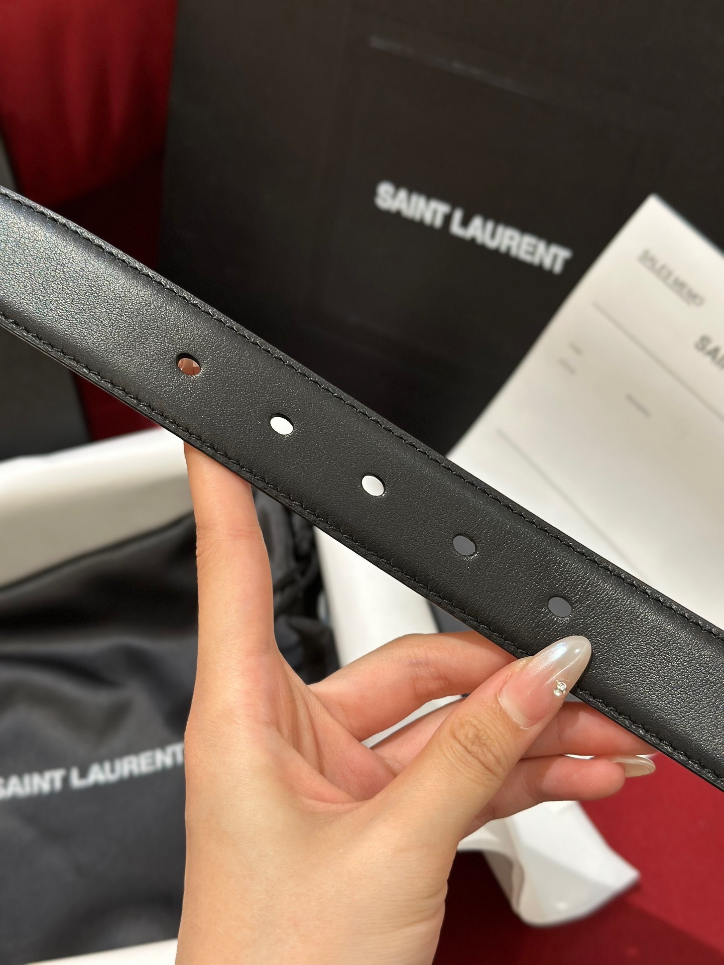 新款聖羅蘭 YSL
這款女款腰帶復古精工金屬扣將復古風與現代時尚相融合，呈現的恰到好處，時尚標配青睞有加，每針每一線都非常精緻，雙面頂級牛皮材質，搭配頂級黃銅針扣寬度3.0