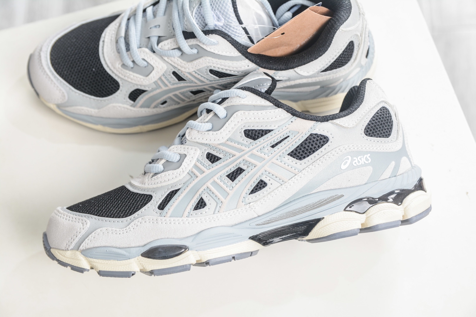 Asics Gel-NYC 亞瑟士運動休閒透氣專業跑鞋 
貨號: 1203A383 004
尺碼：36 37 37.5 38 39.5 40 40.5 41.5 42 42.5 43.5 44 45