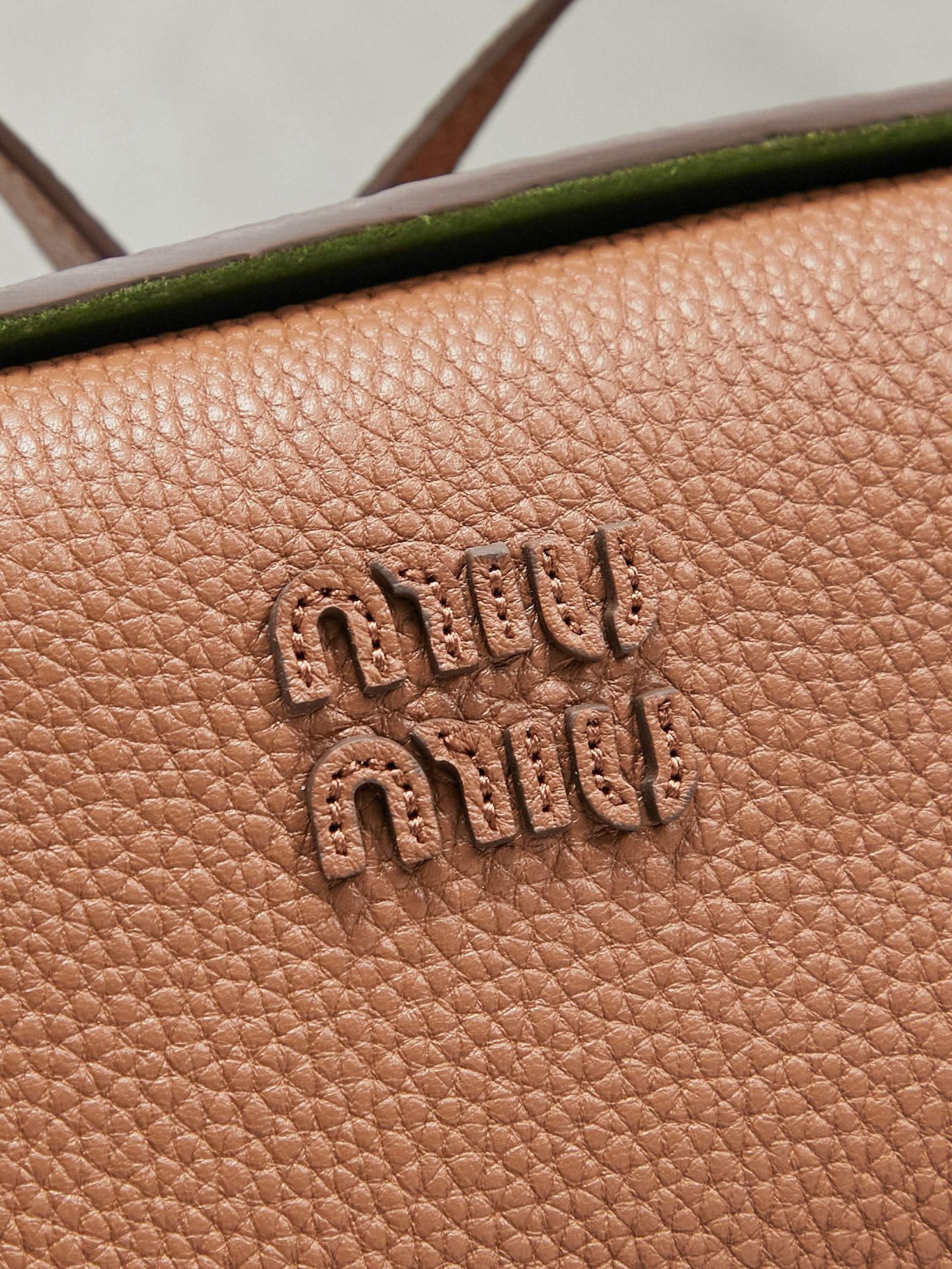 MiuM新品法棍包，这款单肩包延续经典设计，采用轻薄填充皮革设计，别具一格，顶级小牛皮材质，新标logo金属锁扣，正面翻盖开合，风格百变多样，精致优雅，随性慵懒，日常休闲，上班通勤，怎么搭都好看