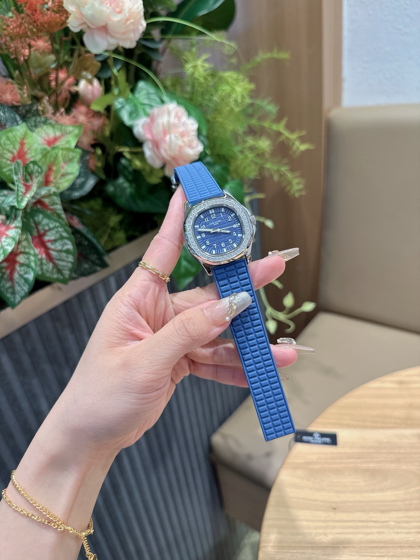
百達翡麗  5067A 手雷 石英女表 PATEK PHILIPPE--5067A全系列石英腕表，帶來全網最佳的復刻產品和極致體驗，確保還原正品般的舒適感，尺寸35.6X7.7mm 圓潤的八角形表殼與原裝一致，走時穩定，續航持久，性價比超高。