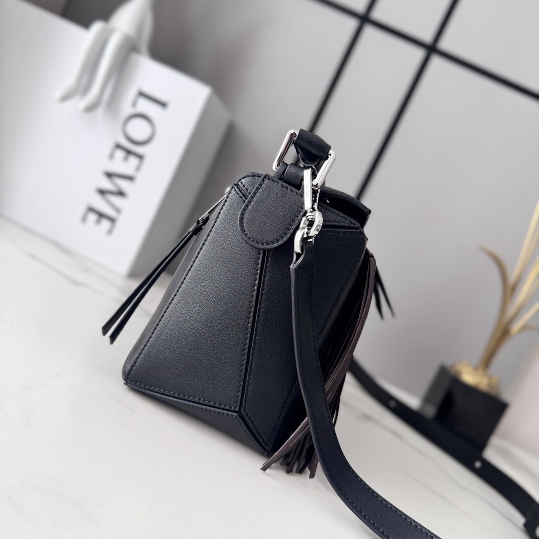 L⊚℮w℮🌟新款🆕小號經典牛皮革Fringe Puzzle手袋
Puzzle 以別具一格的幾何線條勾勒長方體造型*此小號版本採用經典牛皮革製成，搭配手工打結流蘇裝飾。手袋為新春系列作品。小號Puzzle可以容納例如一隻大號錢包，所有尺寸的手機和太陽鏡，肩背或斜挎*手拿或頂部提手攜帶*肩帶可調節，可拆卸*一個內部插袋和一個外部後方拉鍊口袋*拉鍊開合帶牛皮革拉鍊頭*人字紋棉質帆布襯里Anagram 壓紋🌟
size:24*10.5*16CM
型號：062611（配全套包裝）