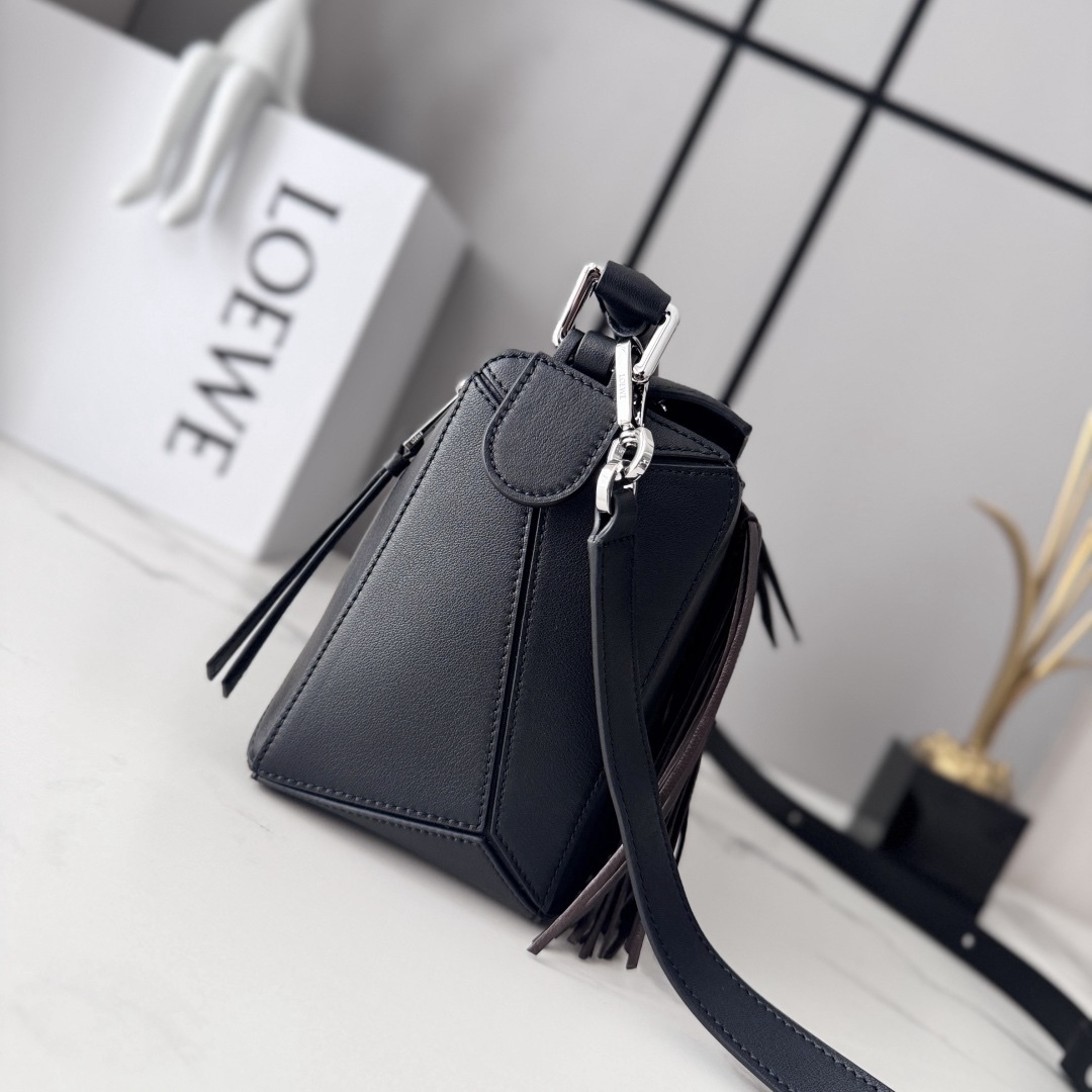 L⊚℮w℮🌟新款🆕小號經典牛皮革Fringe Puzzle手袋
Puzzle 以別具一格的幾何線條勾勒長方體造型*此小號版本採用經典牛皮革製成，搭配手工打結流蘇裝飾。手袋為新春系列作品。小號Puzzle可以容納例如一隻大號錢包，所有尺寸的手機和太陽鏡，肩背或斜挎*手拿或頂部提手攜帶*肩帶可調節，可拆卸*一個內部插袋和一個外部後方拉鍊口袋*拉鍊開合帶牛皮革拉鍊頭*人字紋棉質帆布襯里Anagram 壓紋🌟
size:24*10.5*16CM
型號：062611（配全套包裝）