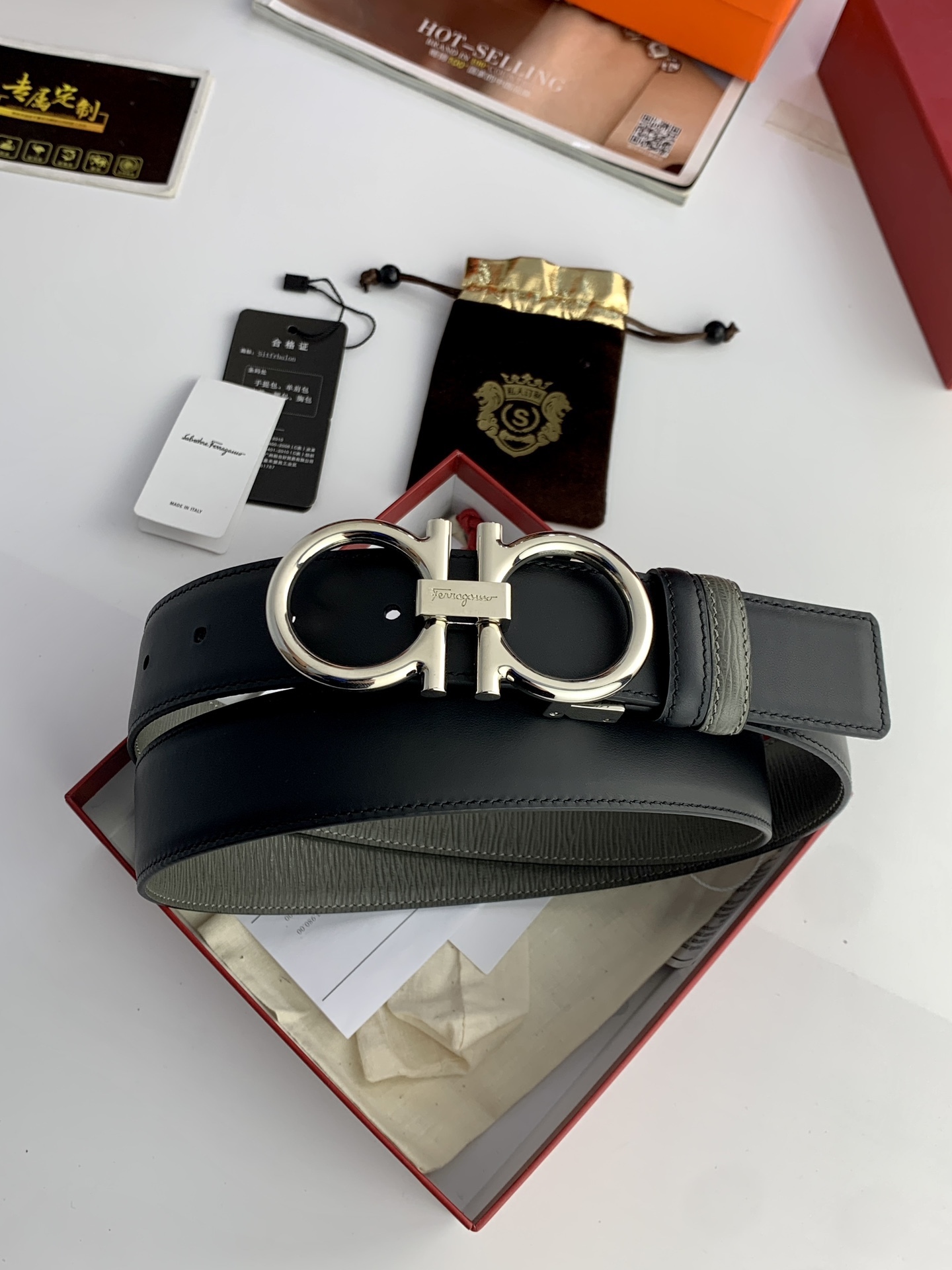 〖F家〗這款皮帶採用雙面小牛皮，搭配純銅八字扣，打造高雅考究的造型。寬3.5cm，長度可調節，達到量身定制般的修身效果。