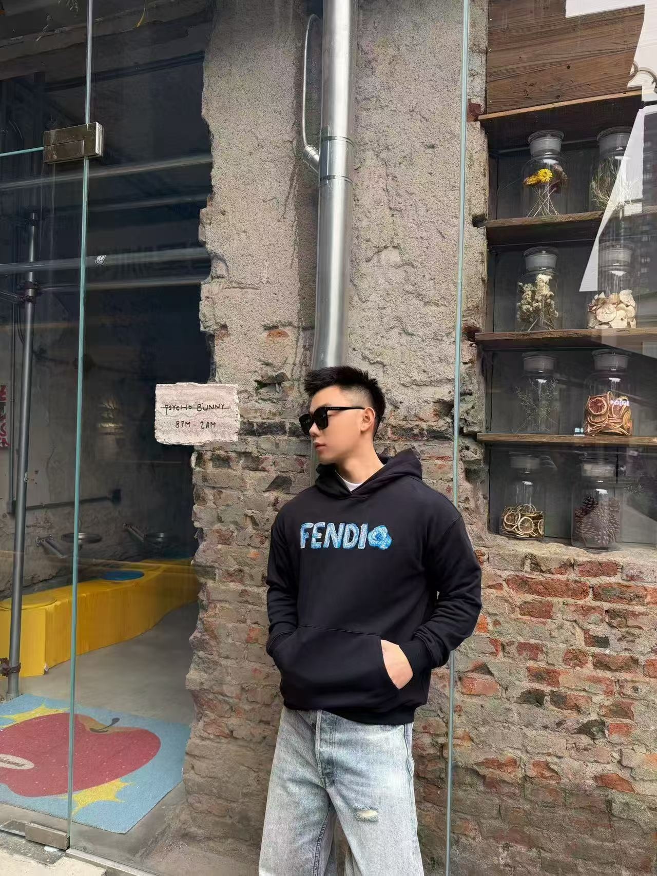 🔝FENDI芬迪FD 藍字母刺繡連帽衛衣
選用100%棉為基底編織而成的單面魚鱗布面料，正面為平滑的針織面，觸膚面通過針織機的浮線編織技術形成立體的毛圈，增加蓬松感， 同時觸感細膩。毛圈結構吸水量大且蒸發快，經過預縮處理之後，縮水率低於2%，確保成衣尺寸穩定。深藍色染整採用活性染料，色澤濃郁飽滿，多次洗滌不易褪色。
胸前“FENDI Flower”圖案採用日本田島繡花機精密刺繡，融合多色漸變與立體肌理，呈現獨特的水彩效果。字母與花朵圖案使用不同深淺的藍白漸變繡線，從淺藍到靛藍自然過渡，