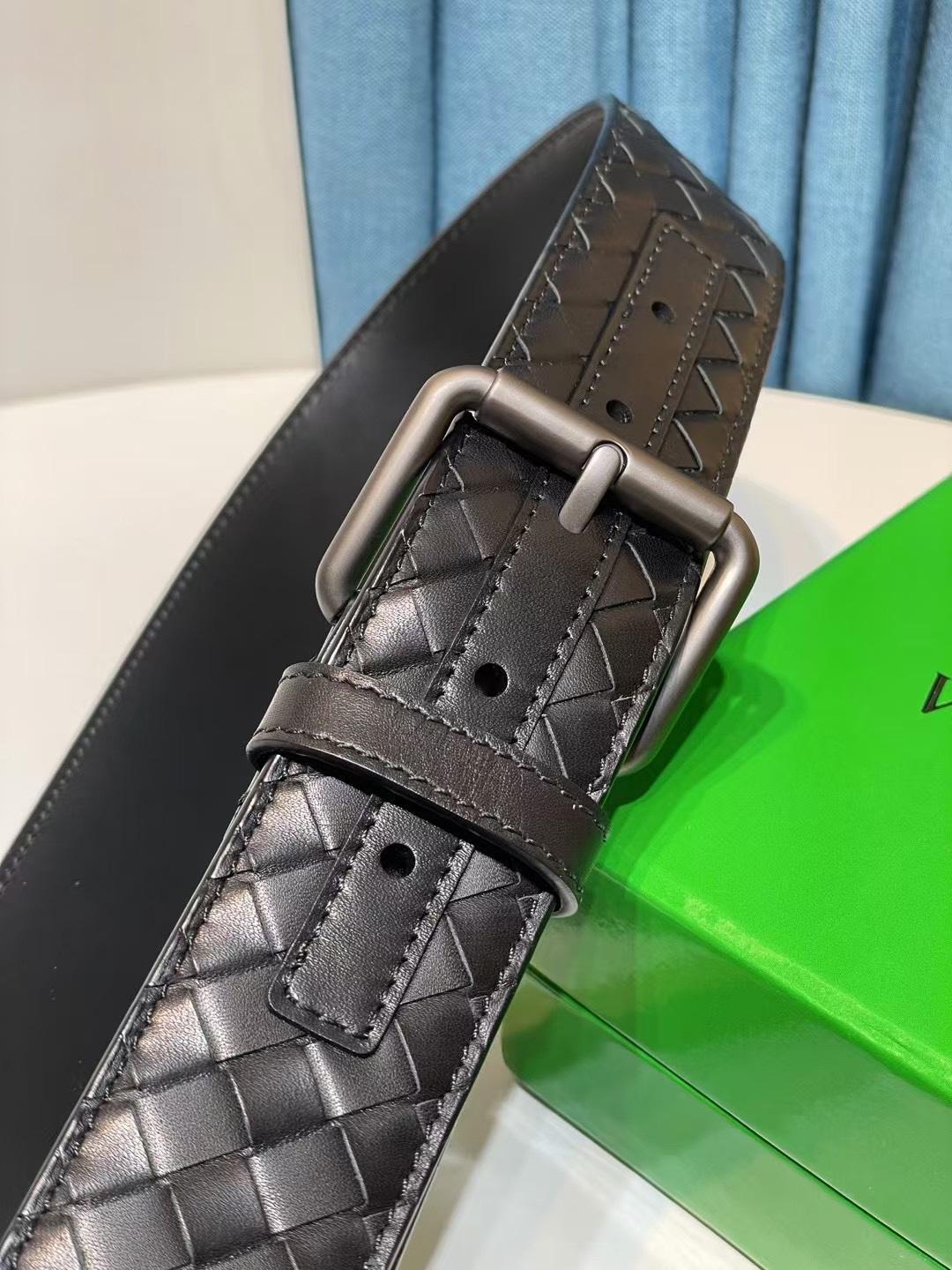 🔥🔥🆕純手工編織皮帶可為休閒裝或正裝造型增添優雅韻味，🔥是低調奢華的典範。[嘴唇]採用意大利柔軟的胎小牛皮全手工精工打造而成，錁色五金扣頭令其更顯獨特別緻、🔥[嘴唇]優雅迷人氣息。[強]4.0cm寬