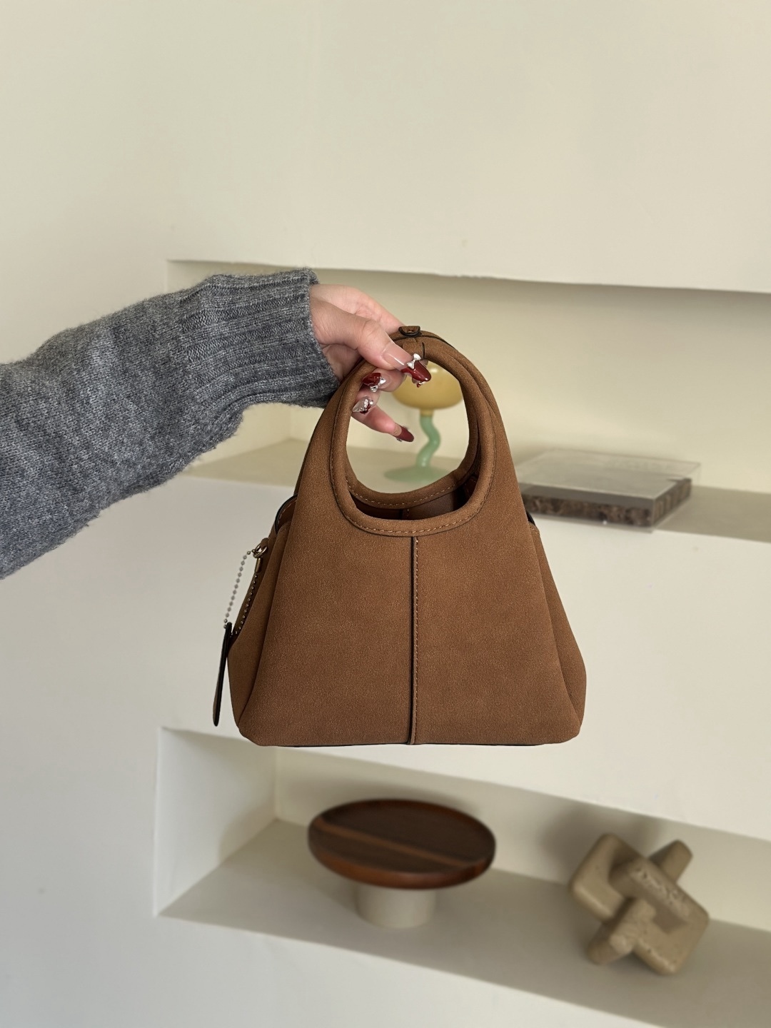 Coach新款首發🔥Lana19 mini號
尺寸：19✖️17cm
精緻小巧，簡約時尚
可手拎，可斜挎 ☑️小號 麂皮棕色
尺寸：19✖️17cm