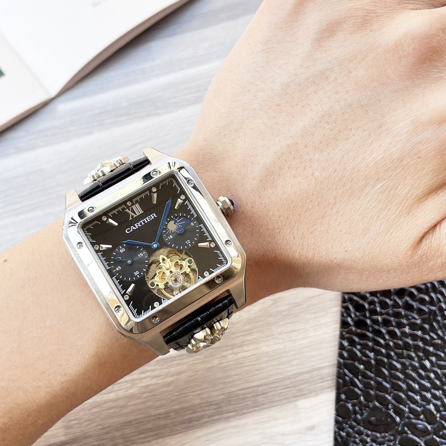 
八角殼系列 精緻百搭🎈🎈
【最新】：卡地亞🔥最新設計🔥大飛輪精品🎈🎈
【類型】：精品男士腕表
【錶帶】：真牛皮錶帶
【機芯】：高端全自動機械機芯
【鏡面】：礦物質強化玻璃（更高清）
品味高雅 浩瀚大氣 匠心獨運 腕間瑰寶
尺寸：直徑42mm厚12mm熱賣上市！歡迎轉載！
