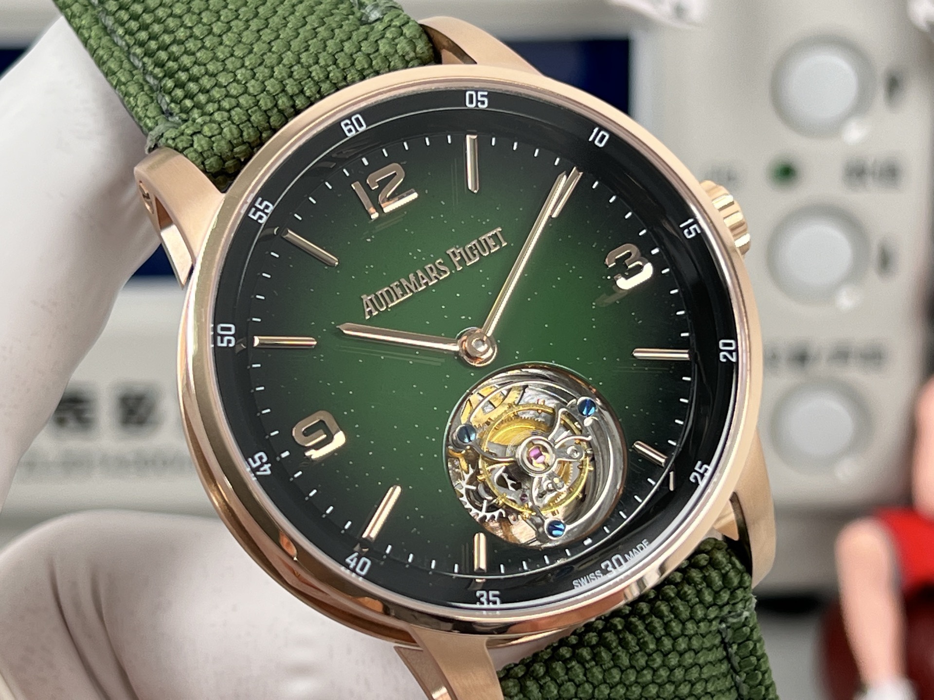 
新款愛彼真陀飛輪CODE11.59系列26396男士腕表！完美與個性的體驗！
1⃣️直徑42MM！表面玻璃採用水晶藍寶石玻璃。
2⃣️搭載Cal.2950全自動陀飛輪機芯，動力儲存60小時！
3⃣️錶帶採用進口意大利小牛皮以及帆布皮帶可選！
3⃣️表殼採用316L精鋼材質，整殼CNC高精准處理，密度與原裝吻合！          
4⃣️表面採用砂金石琺瑯錶盤
整體按照原裝顏色完美呈現！
5⃣️殼套分圈口.殼.底蓋三件套，整體角度完美體現拉絲工藝，品質與美的融合！