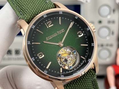 
新款愛彼真陀飛輪CODE11.59系列26396男士腕表！完美與個性的體驗！
1⃣️直徑42MM！表面玻璃採用水晶藍寶石玻璃。
2⃣️搭載Cal.2950全自動陀飛輪機芯，動力儲存60小時！
3⃣️錶帶採用進口意大利小牛皮以及帆布皮帶可選！
3⃣️表殼採用316L精鋼材質，整殼CNC高精准處理，密度與原裝吻合！          
4⃣️表面採用砂金石琺瑯錶盤
整體按照原裝顏色完美呈現！
5⃣️殼套分圈口.殼.底蓋三件套，整體角度完美體現拉絲工藝，品質與美的融合！