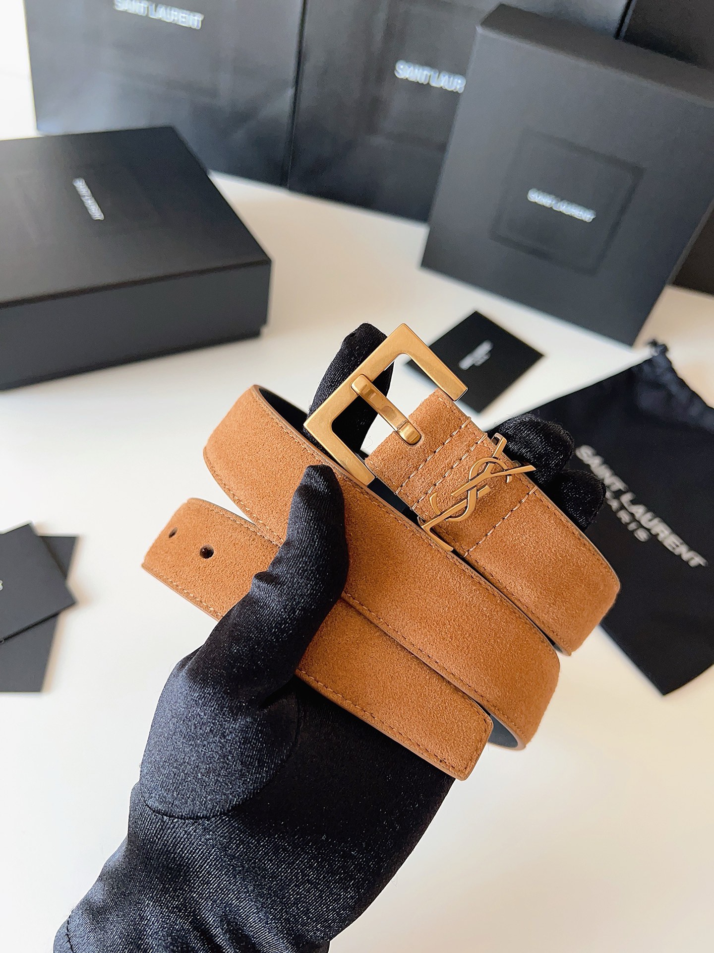 
ysl聖羅蘭2026女士新款腰帶，冬季爆款絨面原版皮，方形搭扣配以ysl標識腰帶環，女士冬季必備款，寬度3.0cm