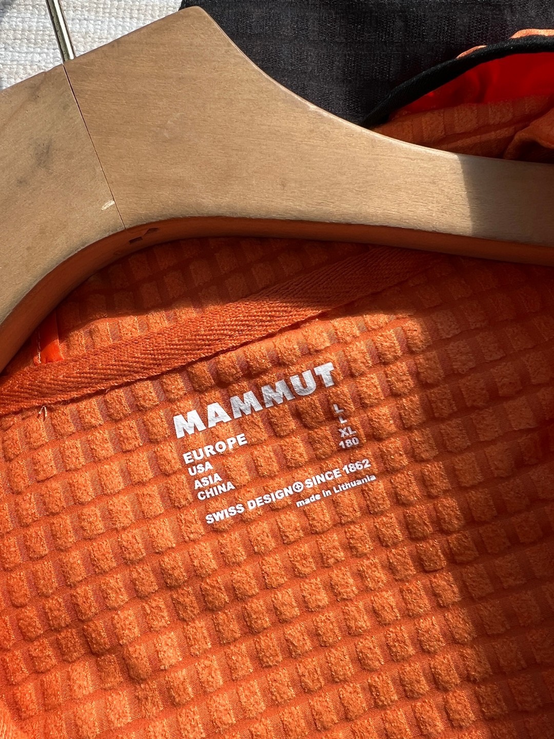 2026年春季新款猛獁象MAMMUT輕量單層彈力外套夾克 男女同款 軟殼連帽夾克
面料95的聚酯纖維 5的氨綸 輕盈帶彈力  手感柔軟舒適   不靜電 質感輕膚，，自帶纖維紋理 ，格紋凹槽 空氣流通  可快速散熱  吸濕排汗 
款式設計簡約大牌，胸口拼布拉鍊口袋 ，多處細節採用四針六線🧵設計點綴，肉眼可見的工藝美
手插口袋，做的壓膠無痕一公分外延  內隱藏拉鍊口袋 上下刺繡鎖邊 提升品質
彈力袖口 輕便舒適 ，下擺出帶有調節繩，穿搭風格可隨意切換
日常休閒  上班通勤 戶外運動  舒適百搭