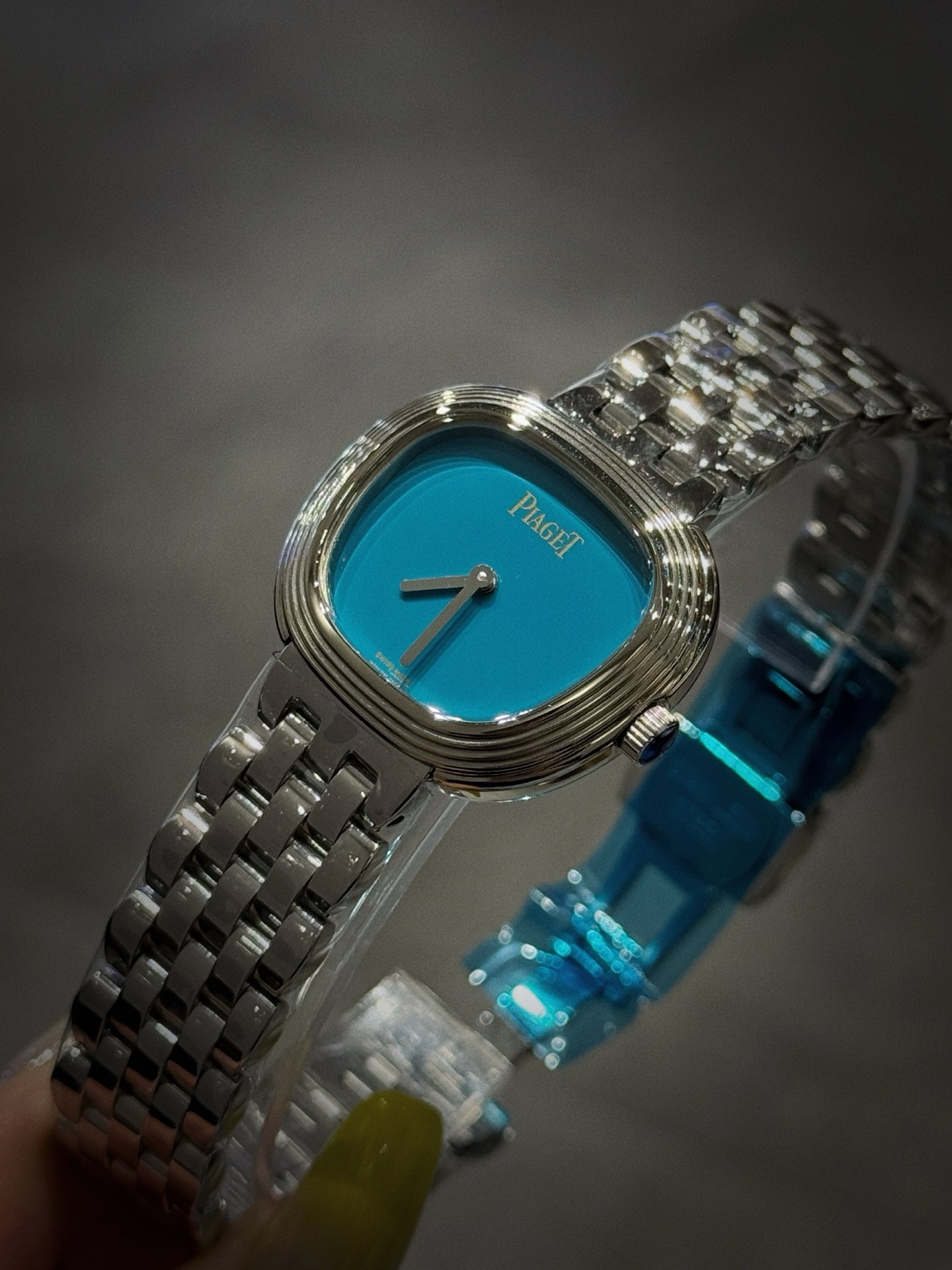 A8 factory•伯爵全新腕表 ﻿ #PiagetSixtie鎏金悅影系列 ﻿ 在瑞士鐘錶展「鐘錶與奇跡」閃亮登場！這款腕表游走於非凡制表工藝與黃金工藝之間，簡直是時尚與藝術的完美結合。Sixtie腕表採用獨特的梯形設計，重新詮釋1960年代末大膽華麗的風格，展現出獨特的魅力與優雅。
✨Sixtie系列腕表
✨直徑29毫米,
✨CNC數控雕刻精鋼梯形表殼
✨專櫃同步超薄厚度僅僅7mm
✨銀色太陽緞面打磨錶盤
✨316L精鋼錶鏈,搭載伯爵進口石英機芯  
認准A8出品！必屬精品！大廠品質！歡迎轉載！