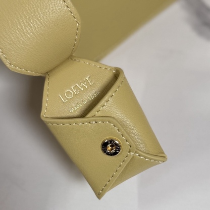 LO℮w℮🌟新款 迷你納帕羊皮革 Featherlight Puzzle 手袋 以別具一格的幾何線條勾勒長方體造型。柔軟輕盈的納帕皮革為手袋注入隨性慵懶的風格。可肩背、斜挎或手提
可拆卸可調節肩帶，飾有旋轉卡扣*拉鍊開合，鉸接式拉鍊頭 一個外部拉鍊後袋，一個內部插袋*可拆卸 LOE**WE 燙金或燙銀標籤，飾有隱秘口袋和氣球骰子*長方形金屬腳釘 納帕羊皮革襯里 Anagram 壓紋、飾牌內部鐫刻 LOE**WE.
型號：062511
size:17.5*7.5*12.5CM（配全套包裝）