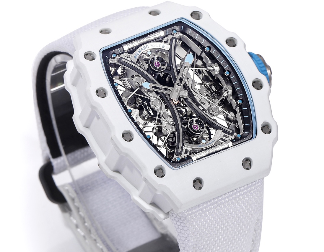 白色TPT石英纖維
【RICHARD MILLE】理查米爾RM53-01 將腕表設計與運動賽事相互結合，完美詮釋了賽場上的勇者堅定信念、頑強拼搏的精神。RM53-01以馬術運動為背景，採用多種高科技材料來抵御運動時帶來的強烈撞擊，從而保證不受破壞、正常運轉。高科技材質打造如同“護具”。“RM 53-01 PABLO MAC DONOUGH”的陀飛輪腕表，此款腕表除具備運動腕表的動感與活力外，還配備了堅固的TPT®碳纖維表殼、層壓藍寶石水晶表鏡以及固定機芯的懸浮式鋼索，有效的降低巨大衝擊、意外碰撞對腕表所帶
